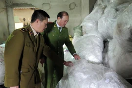 Cơ quan chức năng kiểm tra đột xuất một cơ sở sản xuất túi nhựa polyetylen. (Ảnh: Vietnam+)