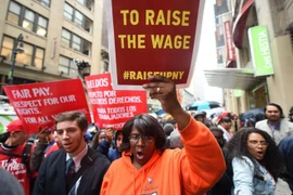Người lao động Mỹ biểu tình đòi tăng lương tối thiểu. (Ảnh: AFP)