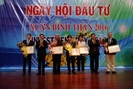 Trao Giấy chứng nhận đăng ký đầu tư cho các nhà đầu tư. (Ảnh: Đoàn Mạnh Dương/TTXVN)
