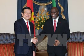 Tổng thống nước Cộng hòa Thống nhất Tanzania John Magufuli đón Chủ tịch nước Trương Tấn Sang. (Ảnh: Nguyễn Khang/TTXVN)