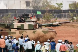 Khách tham quan triển lãm quốc phòng. (Nguồn: Kyodo/TTXVN)