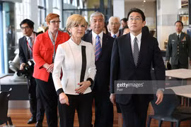 Ngoại trưởng Nhật Bản Fumio Kishida (phải) và người đồng cấp Australia Julie Bishop tại một buổi gặp. (Nguồn: Getty Images)