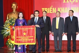 Phó Thủ tướng Vũ Đức Đam trao tặng Cờ thi đua của Chính phủ cho 10 tập thể có thành tích xuất sắc năm 2015. (Ảnh: Minh Quyết/TTXVN)