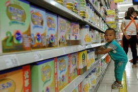 Lượng dự trữ sữa bột khổng lồ của Trung Quốc đã khiến giá sữa sụt giảm mạnh. (Nguồn: AFP/TTXVN)
