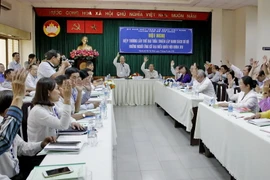 Các đại biểu biểu quyết danh sách sơ bộ những người ứng cử đại biểu Quốc hội khóa XIV. (Ảnh : Thế Anh/TTXVN)