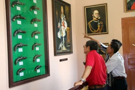 Khách tham quan triển lãm trong ngày khai trương. (Ảnh: Đoàn Mạnh Dương/TTXVN)