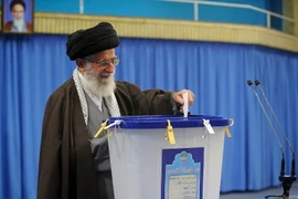 Lãnh tụ tối cao Iran Ayatollah Ali Khamenei bỏ phiếu tại một điểm bầu cử ở thủ đô Tehran. (Nguồn: THX/TTXVN)