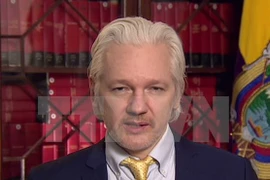 Nhà sáng lập WikiLeaks Julian Assange trong cuộc họp báo tại Đại sứ quán Ecuador ở London, Anh ngày 18/8/2014. (Nguồn: CNN/TTXVN)