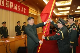 Chủ tịch nước Trung Quốc Tập Cận Bình (trái) đã trao quân kỳ cho Bộ Tổng tư lệnh Lục quân Quân Giải phóng nhân dân (PLA). (Nguồn: THX/TTXVN)