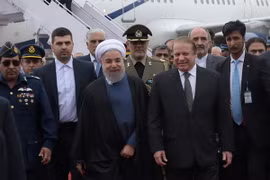 Thủ tướng Pakistan Nawaz Sharif (giữa-phải) đón Tổng thống Iran Hassan Rouhani (giữa-trái) tại căn cứ quân sự ở Rawalpindi. (Nguồn: AFP/TTXVN)