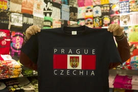 Chiếc áo phông in chữ 'Czechia' bày bán tại một cửa hàng ở thủ đô Prague. (Nguồn: AFP/TTXVN)