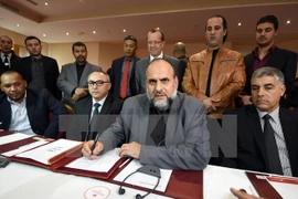 Đại diện 24 thành phố của Libya ký thỏa thuận thành lập Chính phủ đoàn kết dân tộc. (Nguồn: AFP/TTXVN)