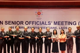 Thứ trưởng Bộ Ngoại giao Lê Hoài Trung, Trưởng đoàn Việt Nam (thứ năm từ trái sang) và các Trưởng SOM chụp ảnh chung tại hội nghị. (Ảnh: Phạm Kiên/TTXVN)