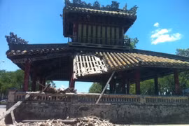 Một phần mái phía bên trái của Phu Văn Lâu bị sạt lở, đổ sụp