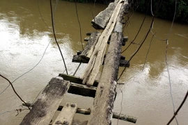 Cận cảnh 15 cầu treo ở mức rất nguy hiểm cần phải thay thế