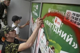 Người biểu tình Ukraine tấn công các ngân hàng của Nga