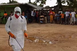 [Infographics] Dịch Ebola tiếp tục bùng phát tại Tây Phi