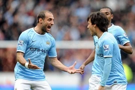 Chơi thiếu người, Man City nhọc nhằn leo lên nhì bảng