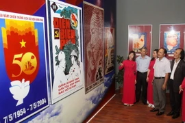 [Photo] Tranh cổ động trong kháng chiến chống thực dân Pháp