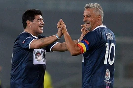 [Video] 53 tuổi, Maradona kiến tạo tuyệt đỉnh cho Baggio ghi bàn