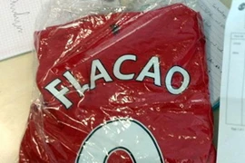 CĐV M.U thất vọng khi nhận áo đấu in sai tên "bom tấn" Falcao