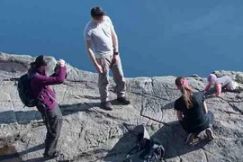 Cặp bố mẹ cho em bé bò sát mép vực để chụp ảnh bị lên án dữ dội