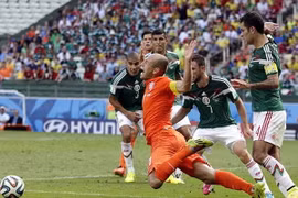 Cận cảnh "cú ngã định mệnh" của Robben đưa Hà Lan vào tứ kết