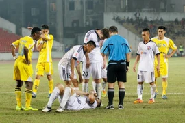 Video pha đạp bóng làm gãy chân đối thủ tại V-League