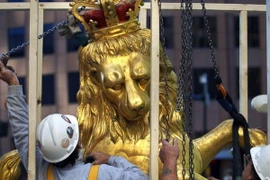 Phát hiện hộp thời gian trong đầu bức tượng sư tử ở Boston