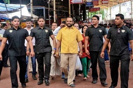 Doanh nhân Ấn Độ gây sốc với chiếc áo bằng vàng nguyên chất