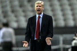 HLV Wenger "nổi điên" vì suýt bị ném cả chai nước vào người