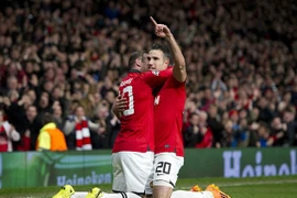 Chùm ảnh Robin van Persie đưa Man United vào tứ kết