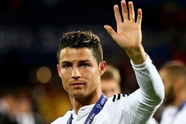 Chủ tịch UEFA Platini "tẽn tò" khi trao huy chương cho Ronaldo