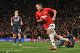 Van Persie lập hat-trick, M.U ngược dòng thần kỳ vào tứ kết