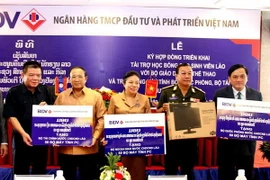 BIDV hỗ trợ hơn 6 tỷ đồng tiền học bổng và máy tính cho Lào