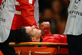 Cú sốc cho M.U: Robin van Persie nghỉ thi đấu 6 tuần