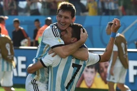 "Song sát" Messi-Di Maria giúp Argentina chiến thắng nhọc nhằn