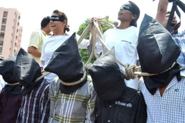 Chính trị gia Ấn Độ đề xuất treo cổ phụ nữ bị hiếp dâm