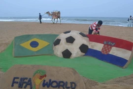 [Photo] Trận chiến Brazil và Croatia được hâm nóng trên cát