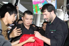 Van Nistelrooy cùng cúp Champions League cập bến TP.HCM