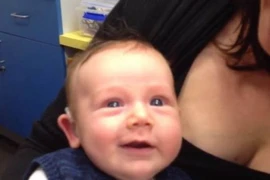 Cảm động em bé khiếm thính lần đầu tiên nghe thấy âm thanh