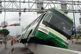 TP.HCM: Xe buýt leo lên dải phân cách, hành khách hoảng loạn