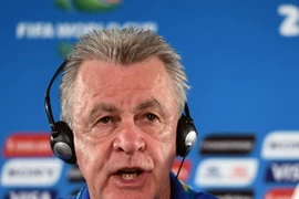 Hitzfeld tuyên bố đã có kế hoạch để khóa chặt Lionel Messi