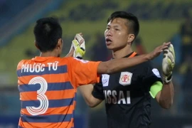 HLV Văn Sỹ đưa học trò "lên mây" sau chiến thắng