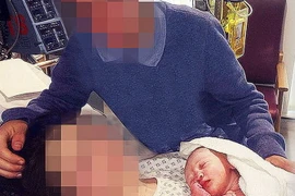 Hình ảnh đầu tiên về đứa con của cặp cha mẹ nhí nước Anh