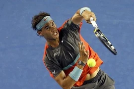 Nadal thi đấu đúng 1 set, Maria Sharapova thẳng tiến
