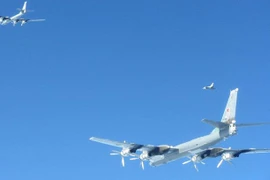 [Photo] Chiến đấu cơ Anh áp sát máy bay ném bom Nga