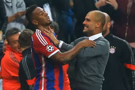 Pep Guardiola "phát cuồng" bóp cổ Boateng ăn mừng chiến thắng