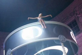 Hậu trường quảng cáo Dior Addict: Pha trộn hiện thực, siêu thực