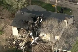 Thoát chết thần kỳ sau khi máy bay rơi xuống nhà dân